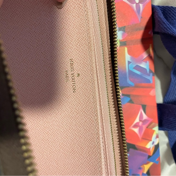 Louis Vuitton wallet. Great condition - Picture 2 of 4